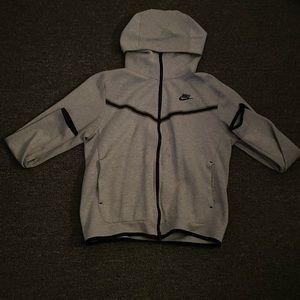 Men’s grey Nike tech